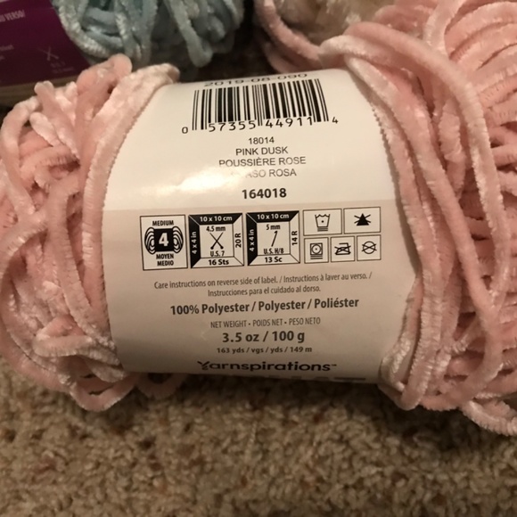 Bernat velvet yarn - Picture 2 of 4